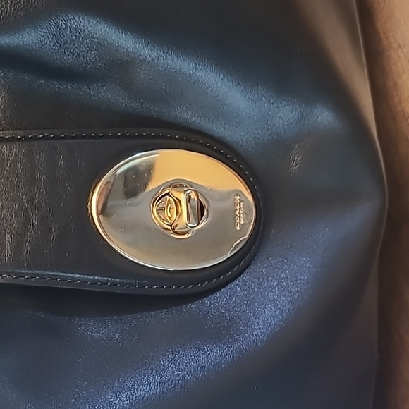 New Coach Carlyle Shoulder Bag in Black Smooth Leather - Picture 2 of 4